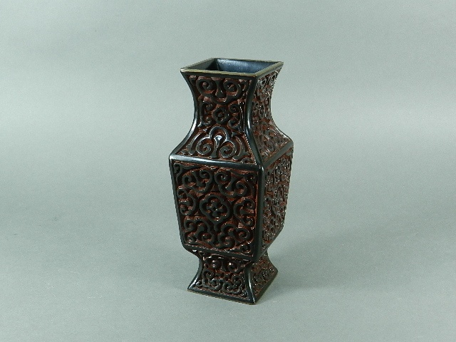 14-DSCN8796中国 堆朱堆黒 彫漆 倶利(屈輪)模様 角型花入(花瓶)