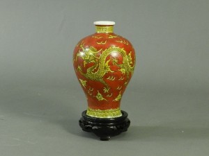 08-DSCN6008中国 赤黄釉 龍図 梅瓶(細口壺)木製架台 大明萬歴年製①